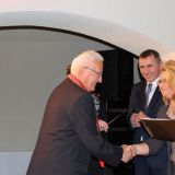 Regionalny Przegląd Plastyki Nieprofesjonalnej, II nagrodę odbiera Andrzej Kszysztoforski, fot. Dominik Misiak